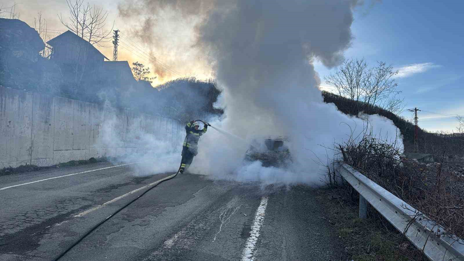 Ordu’da yanan otomobilden geriye demir yığını kaldı
