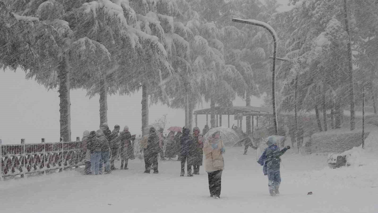 Ordu’da yeni yılın ilk kar yağışı etkili oldu
Ordu’da yeni yılın ilk kar yağışı etkili oldu