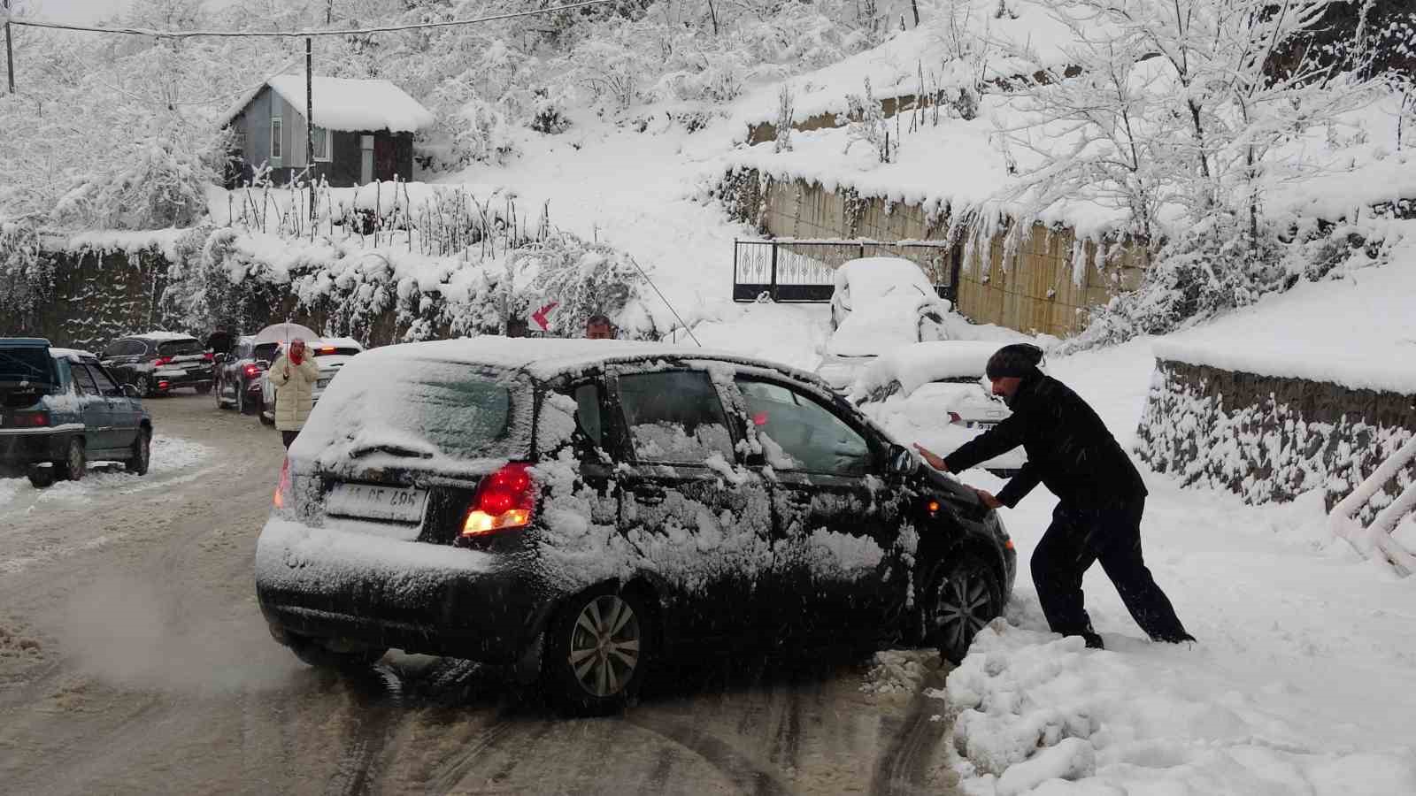 Ordu’da yeni yılın ilk kar yağışı etkili oldu
Ordu’da yeni yılın ilk kar yağışı etkili oldu