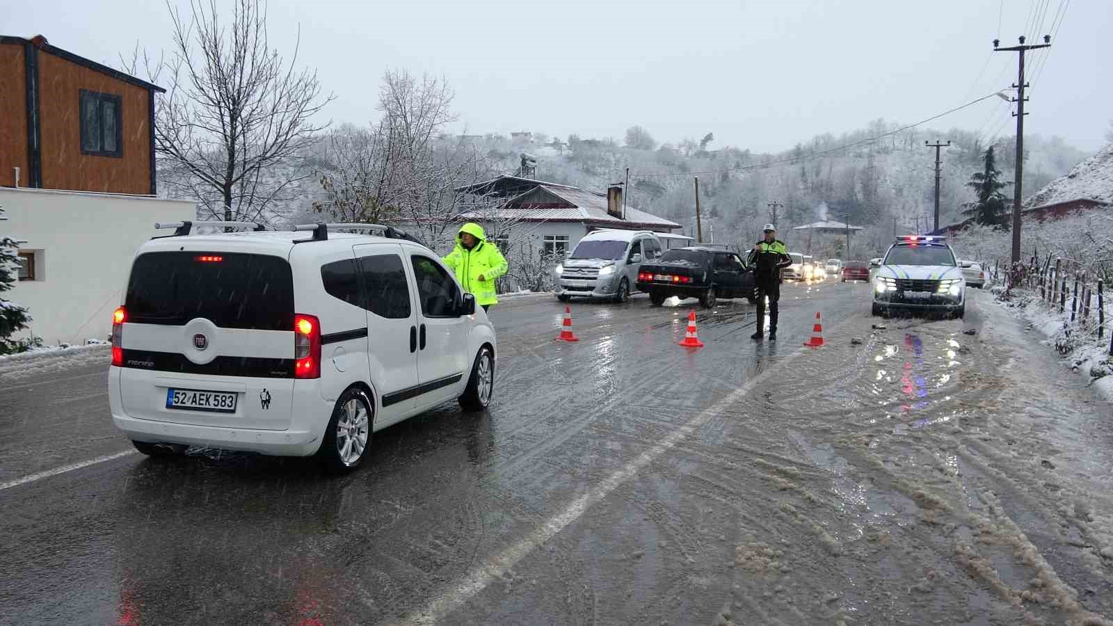 Ordu’da yeni yılın ilk kar yağışı etkili oldu
Ordu’da yeni yılın ilk kar yağışı etkili oldu