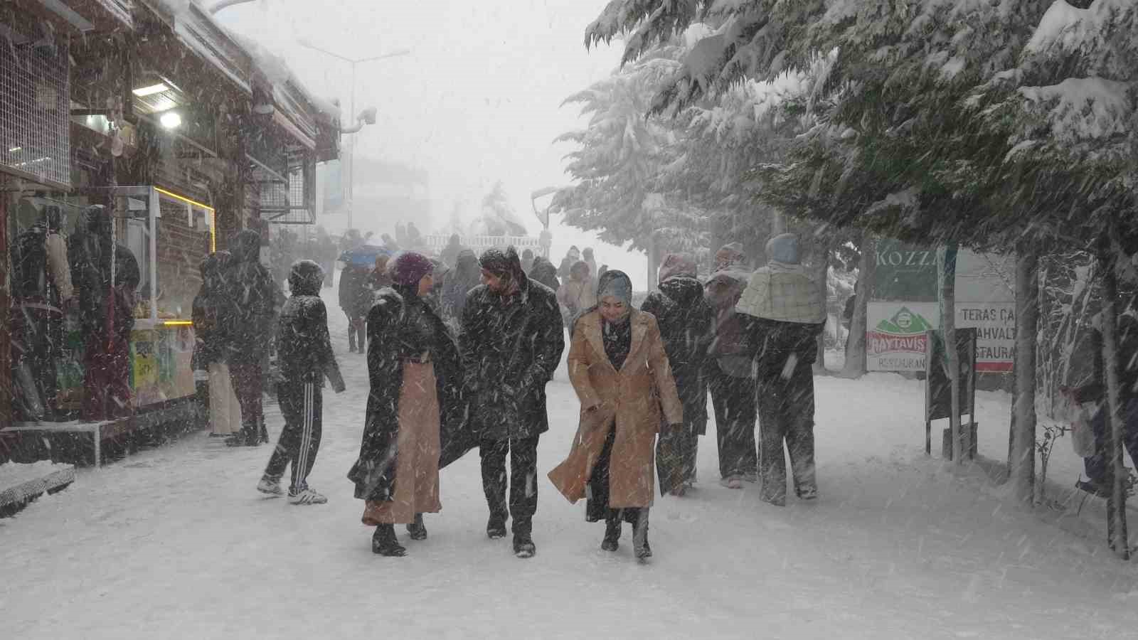 Ordu’da yeni yılın ilk kar yağışı etkili oldu
Ordu’da yeni yılın ilk kar yağışı etkili oldu