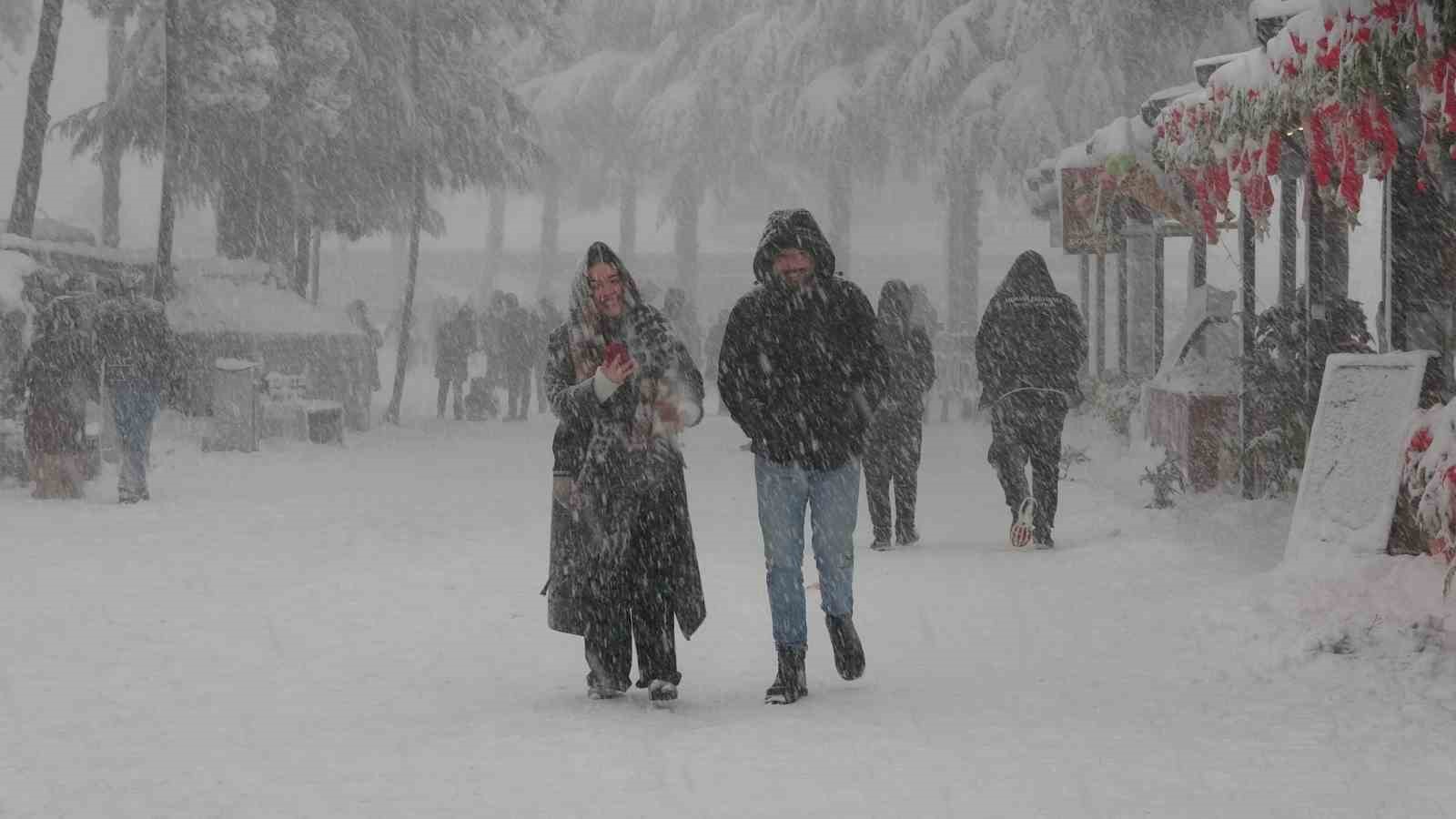 Ordu’da yeni yılın ilk kar yağışı etkili oldu
Ordu’da yeni yılın ilk kar yağışı etkili oldu