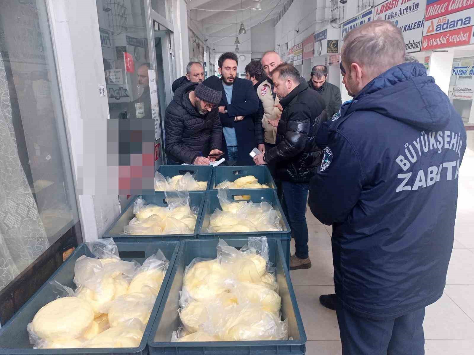 Ordu’da zabıta ekiplerinden sıkı denetim: Yarım ton yağ ve uygunsuz ürünlere el konuldu
Ordu’da zabıta ekiplerinden sıkı denetim: Yarım ton yağ ve uygunsuz ürünlere el konuldu