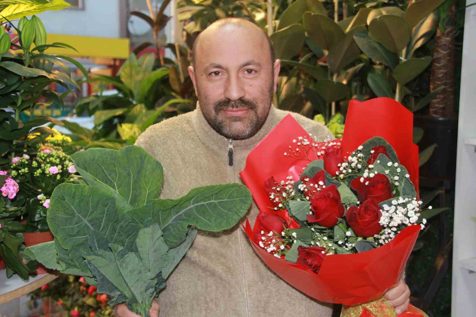 Ordulu çiçekçi Karadeniz zekasını konuşturdu: Gül buketini ’karalahana’ ile süslüyor
Ordulu çiçekçi Karadeniz zekasını konuşturdu: Gül buketini ’karalahana’ ile süslüyor