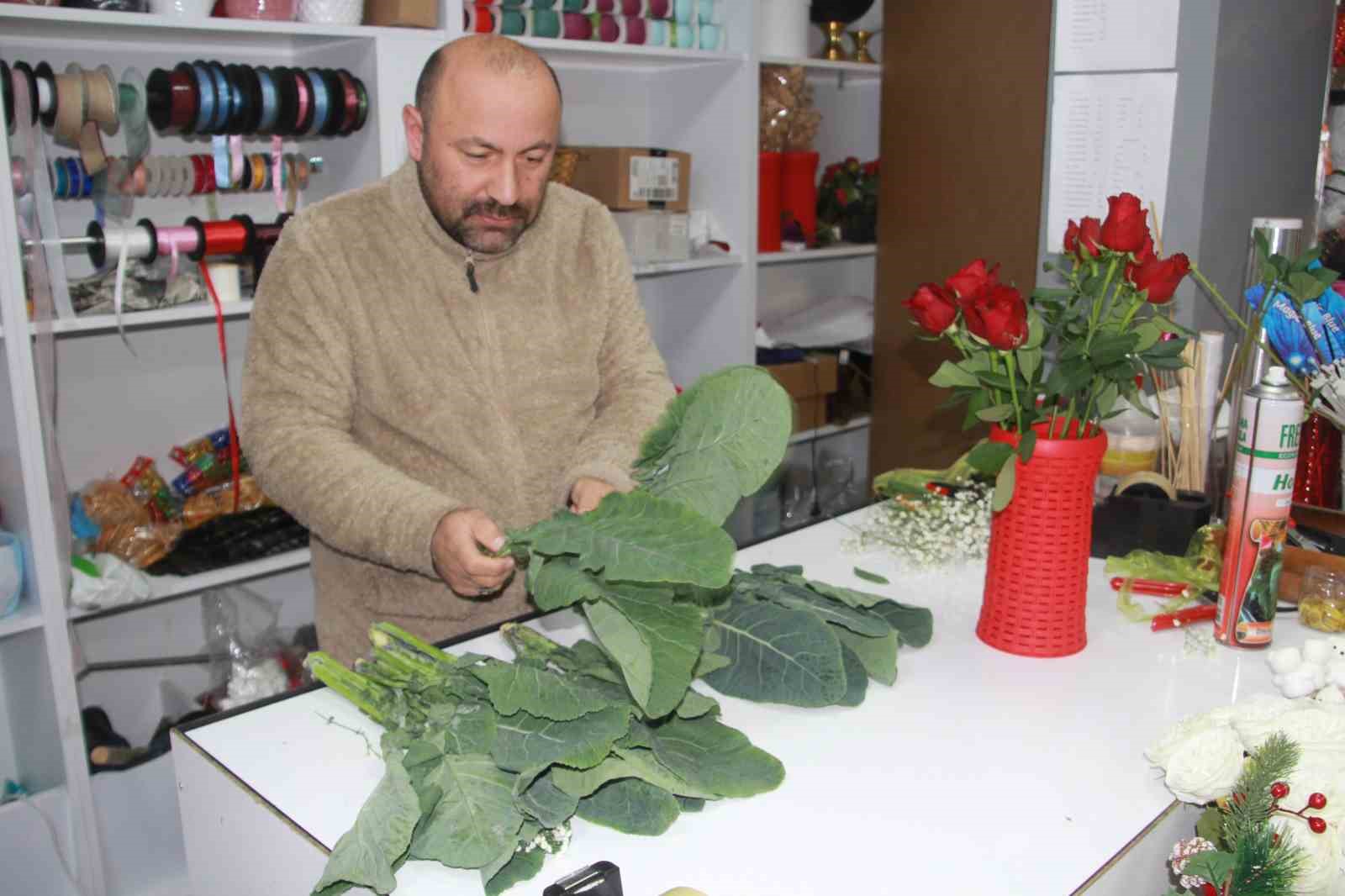 Ordulu çiçekçi Karadeniz zekasını konuşturdu: Gül buketini ’karalahana’ ile süslüyor
Ordulu çiçekçi Karadeniz zekasını konuşturdu: Gül buketini ’karalahana’ ile süslüyor