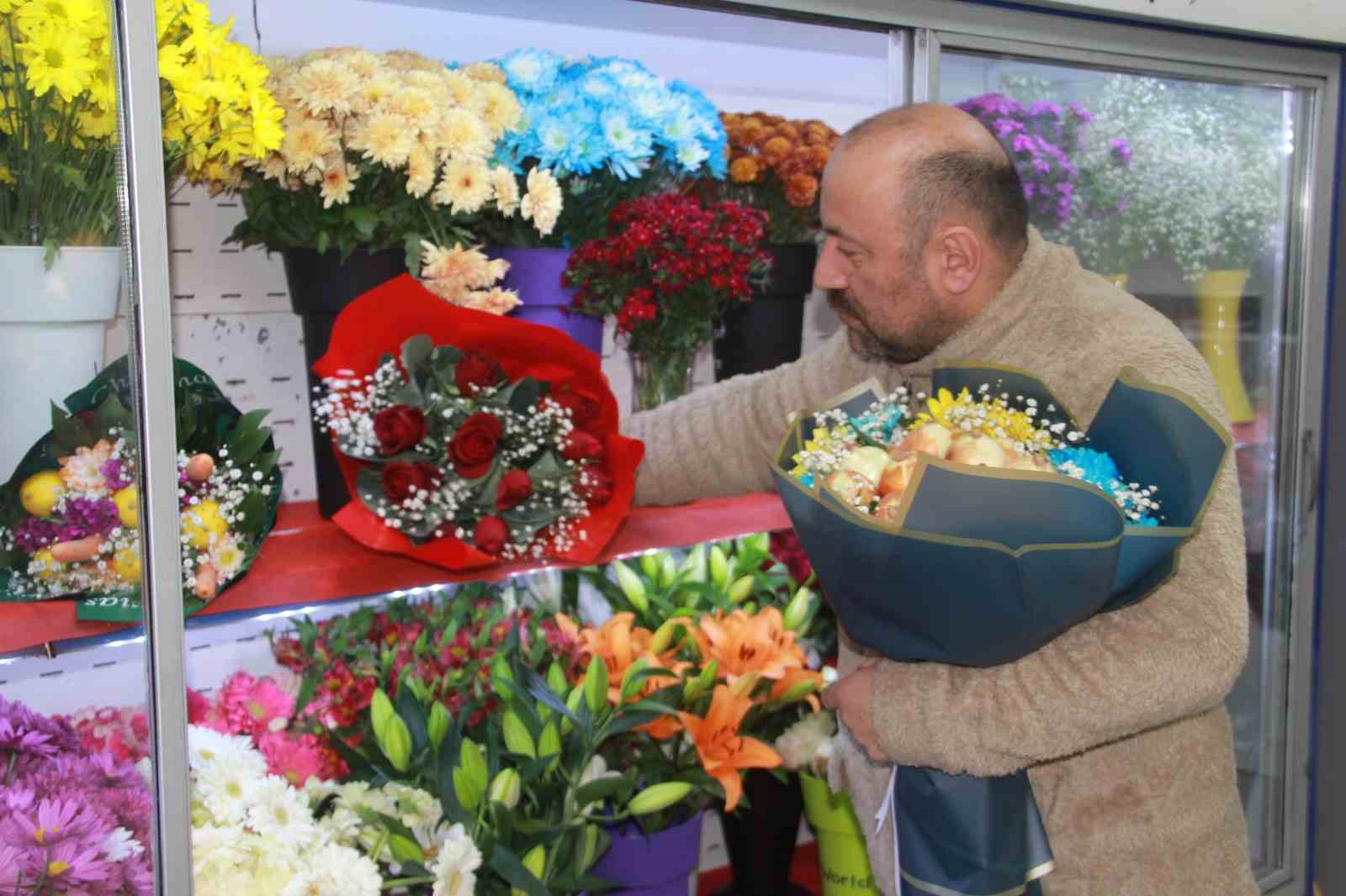 Ordulu çiçekçi Karadeniz zekasını konuşturdu: Gül buketini ’karalahana’ ile süslüyor
Ordulu çiçekçi Karadeniz zekasını konuşturdu: Gül buketini ’karalahana’ ile süslüyor