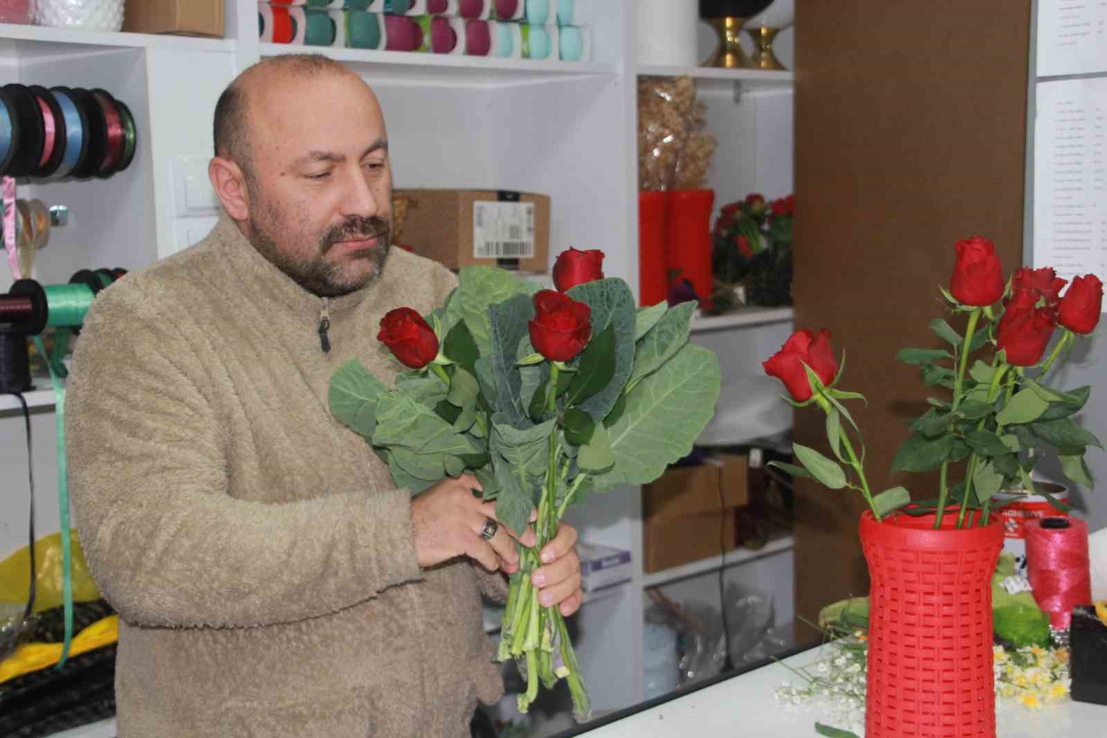 Ordulu çiçekçi Karadeniz zekasını konuşturdu: Gül buketini ’karalahana’ ile süslüyor
Ordulu çiçekçi Karadeniz zekasını konuşturdu: Gül buketini ’karalahana’ ile süslüyor