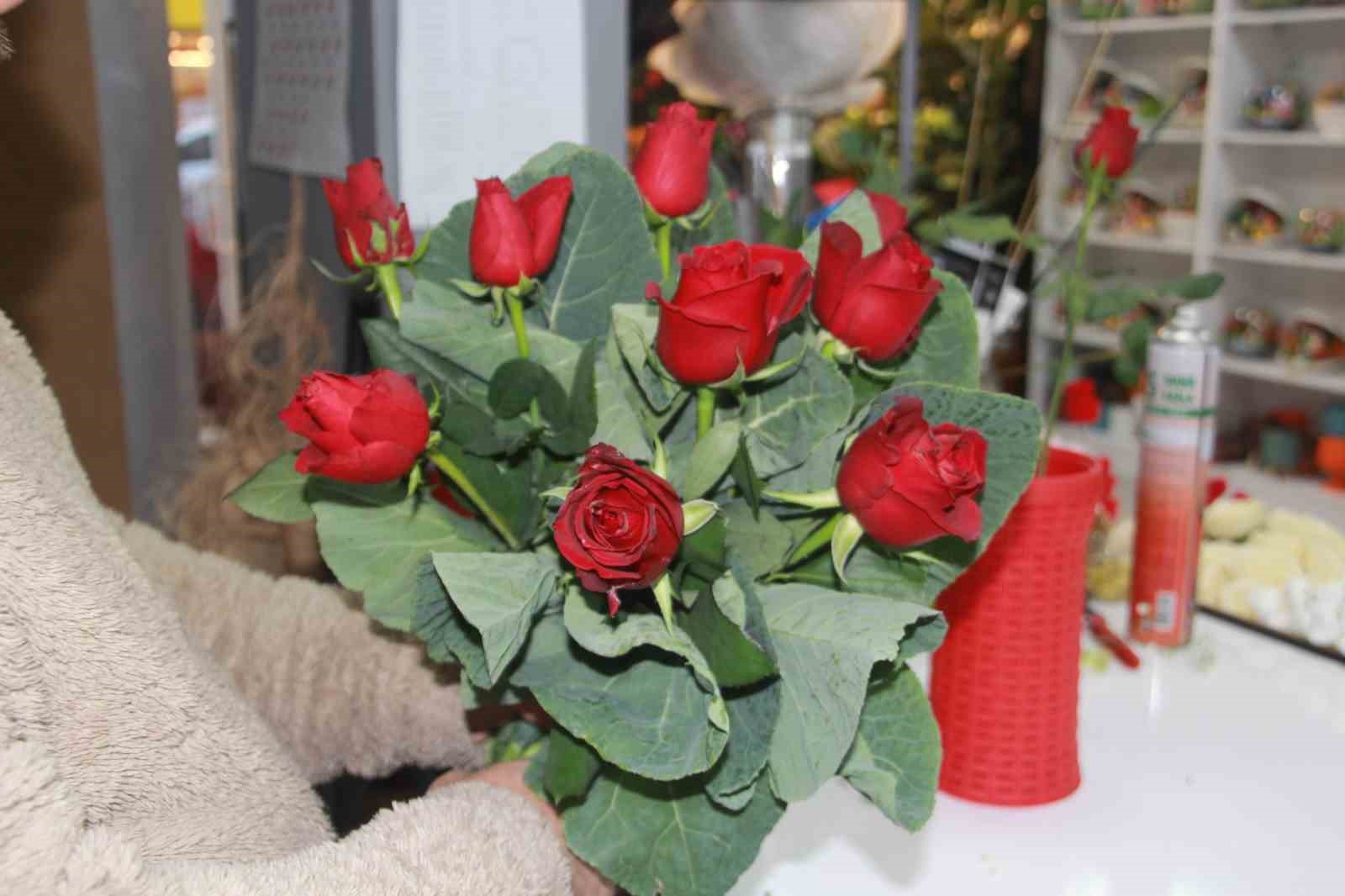 Ordulu çiçekçi Karadeniz zekasını konuşturdu: Gül buketini ’karalahana’ ile süslüyor
Ordulu çiçekçi Karadeniz zekasını konuşturdu: Gül buketini ’karalahana’ ile süslüyor