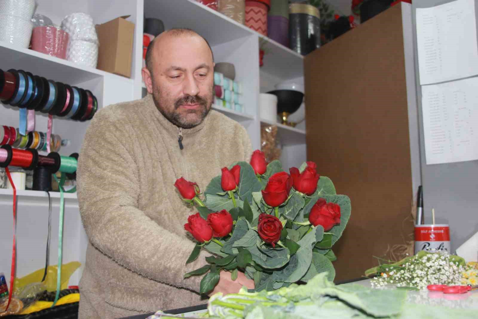 Ordulu çiçekçi Karadeniz zekasını konuşturdu: Gül buketini ’karalahana’ ile süslüyor
Ordulu çiçekçi Karadeniz zekasını konuşturdu: Gül buketini ’karalahana’ ile süslüyor