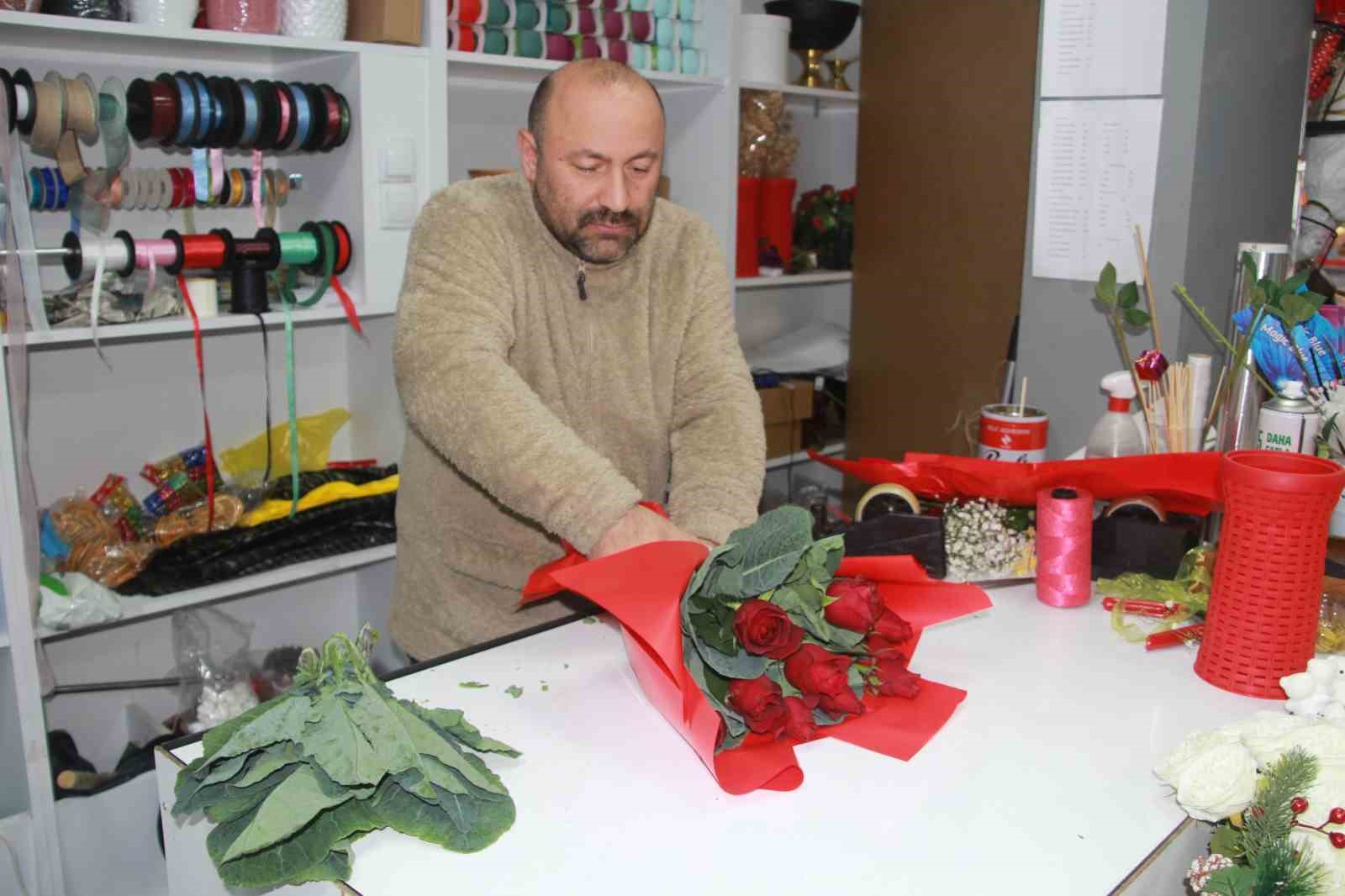 Ordulu çiçekçi Karadeniz zekasını konuşturdu: Gül buketini ’karalahana’ ile süslüyor
Ordulu çiçekçi Karadeniz zekasını konuşturdu: Gül buketini ’karalahana’ ile süslüyor