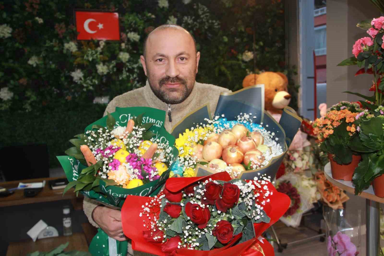 Ordulu çiçekçi Karadeniz zekasını konuşturdu: Gül buketini ’karalahana’ ile süslüyor
Ordulu çiçekçi Karadeniz zekasını konuşturdu: Gül buketini ’karalahana’ ile süslüyor