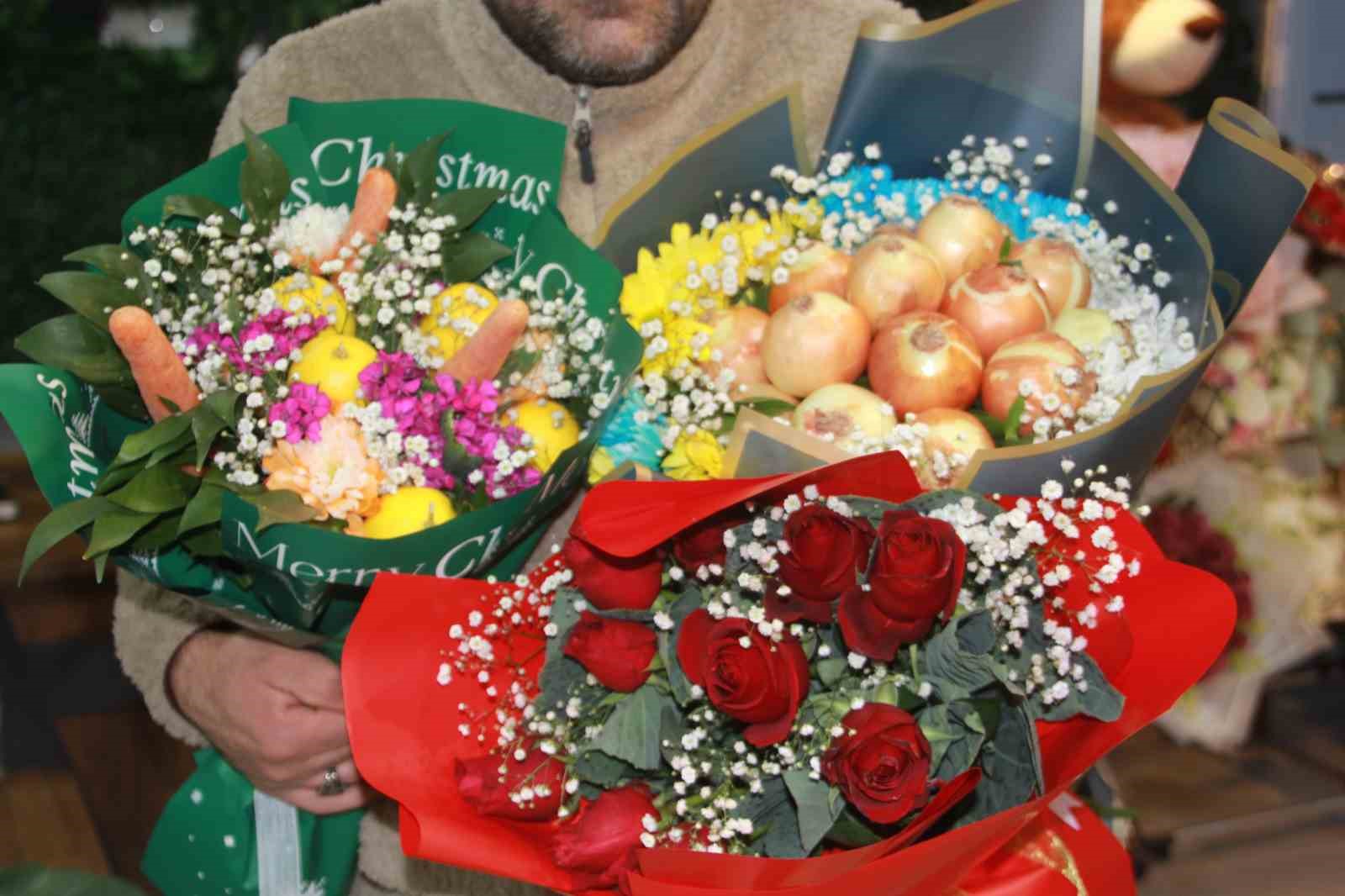 Ordulu çiçekçi Karadeniz zekasını konuşturdu: Gül buketini ’karalahana’ ile süslüyor
Ordulu çiçekçi Karadeniz zekasını konuşturdu: Gül buketini ’karalahana’ ile süslüyor