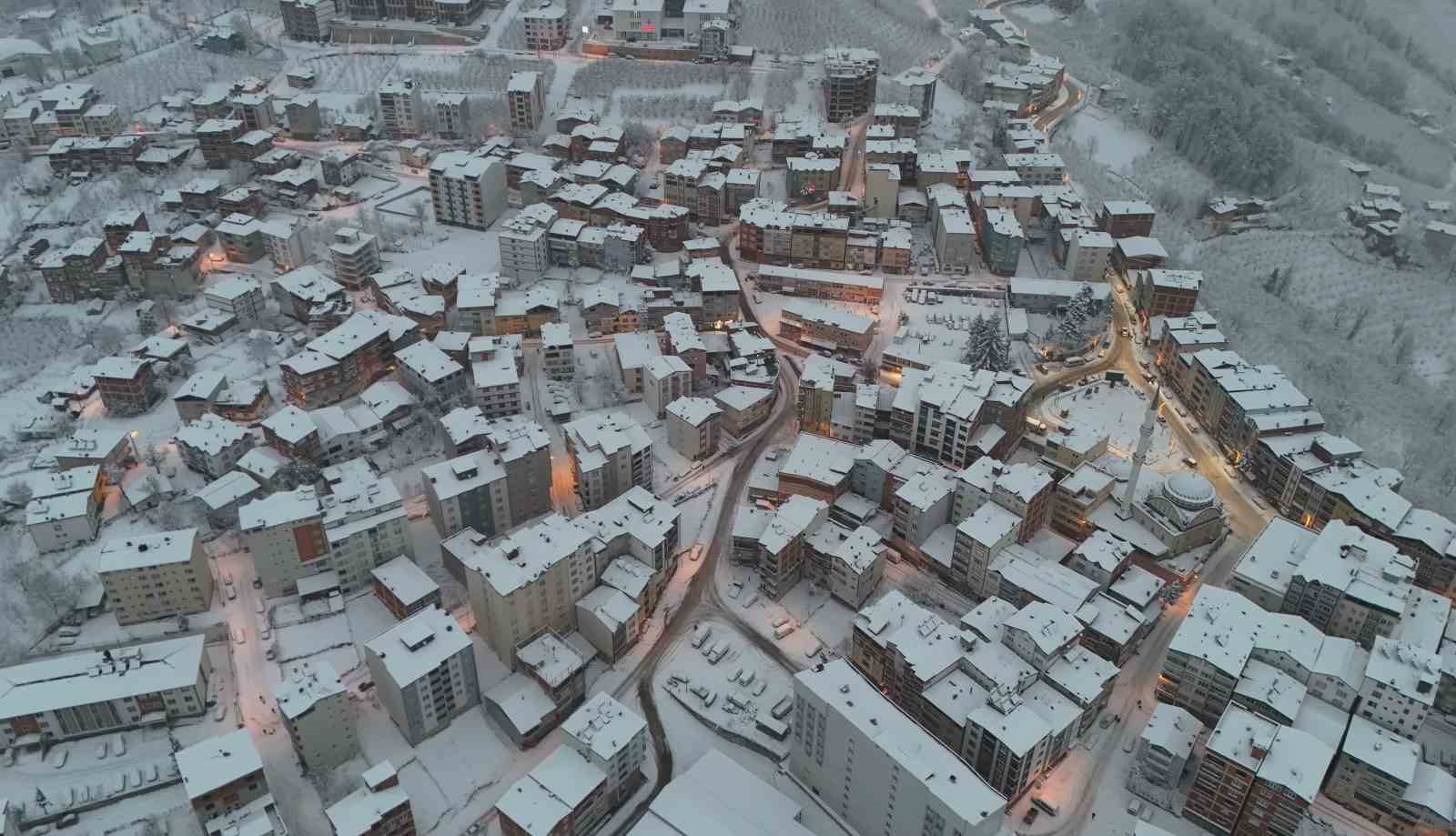 Ordu’nun yüksek kesimlerinde kar manzarası
