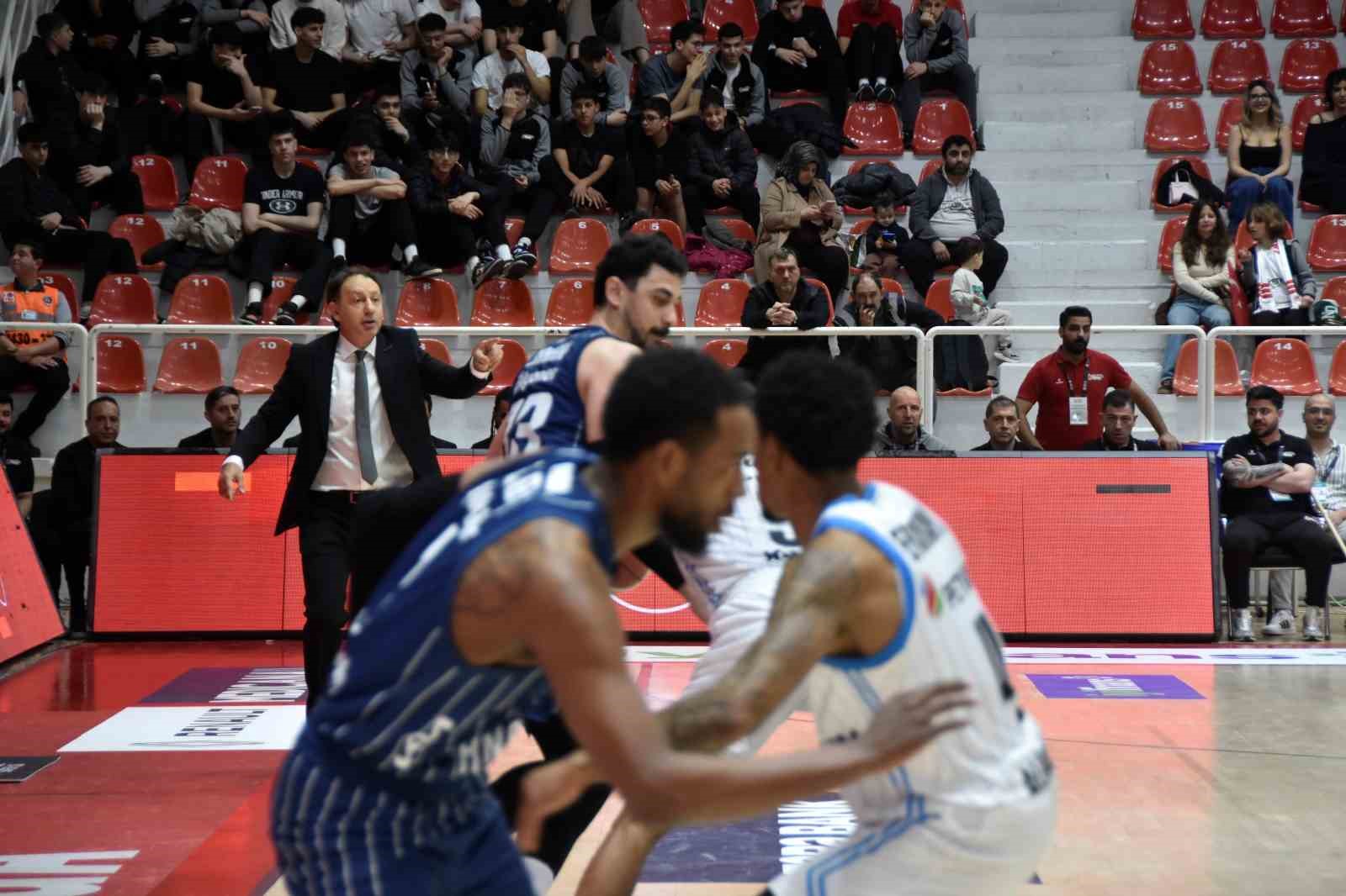 Orhun Ene: "Aliağa Petkimspor’u hak ettiği yere getirmeliyiz"
Orhun Ene: "Aliağa Petkimspor’u hak ettiği yere getirmeliyiz"