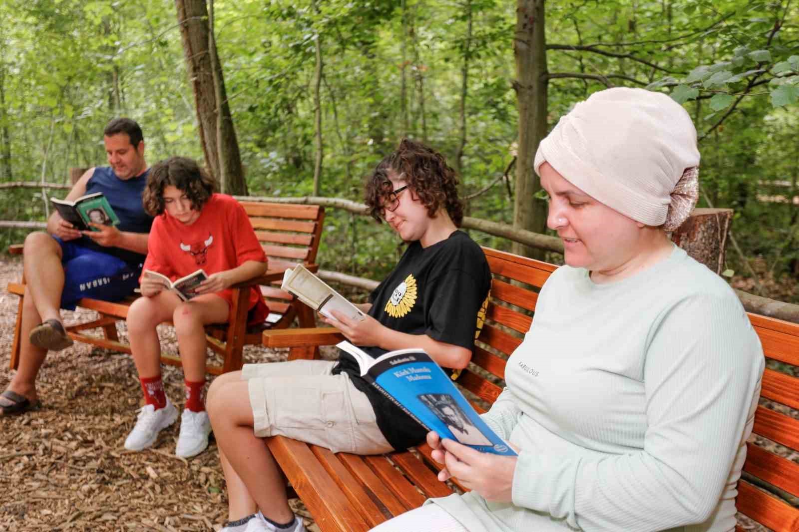 Orman Kütüphanesi’nde kuş sesleri eşliğinde okuma keyfi
Orman Kütüphanesi’nde kuş sesleri eşliğinde okuma keyfi