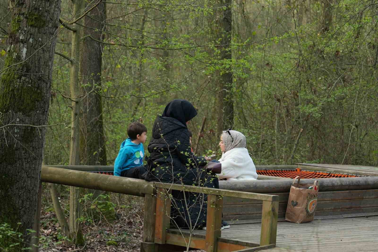 Orman Kütüphanesi’nde kuş sesleri eşliğinde okuma keyfi
Orman Kütüphanesi’nde kuş sesleri eşliğinde okuma keyfi