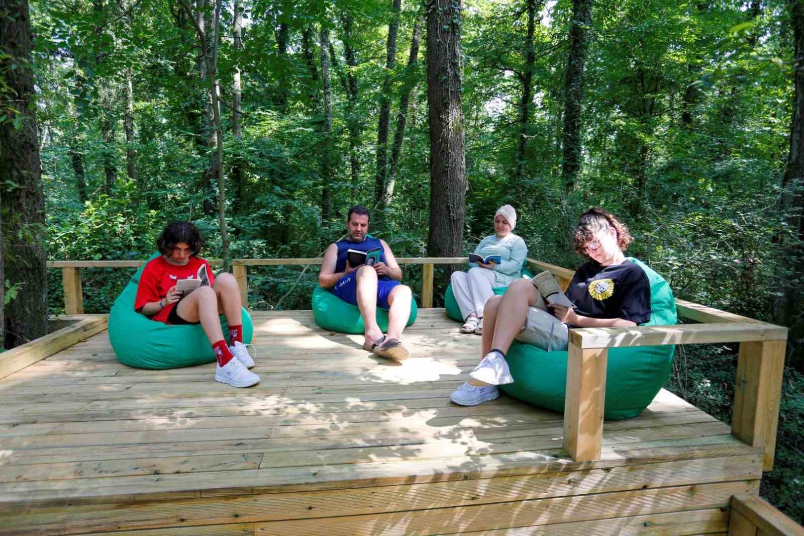 Orman Kütüphanesi’nde kuş sesleri eşliğinde okuma keyfi
Orman Kütüphanesi’nde kuş sesleri eşliğinde okuma keyfi