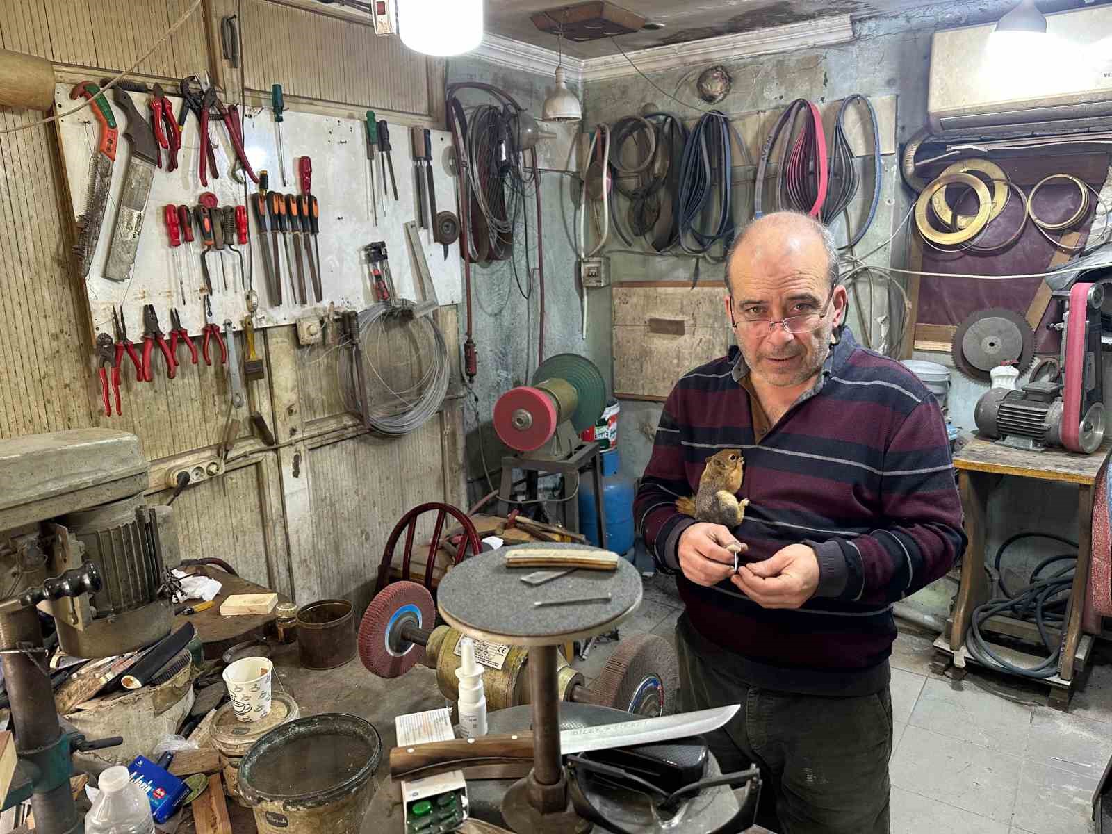 Ormanda bulduğu sincap en yakın dostu oldu
