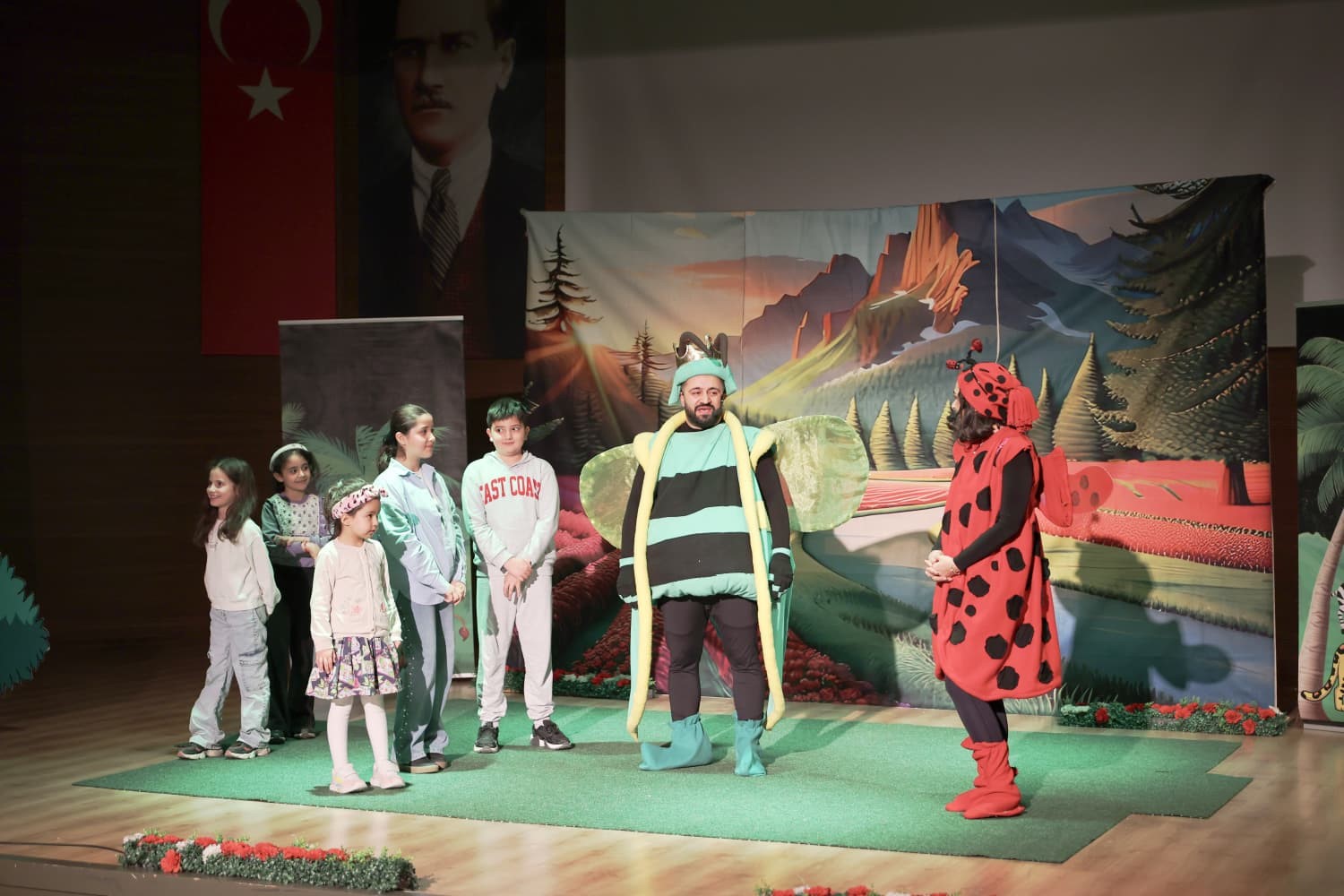 ’Ormanlar Kralı Ağustos Böceği’ oyunu çocuklarla buluştu
