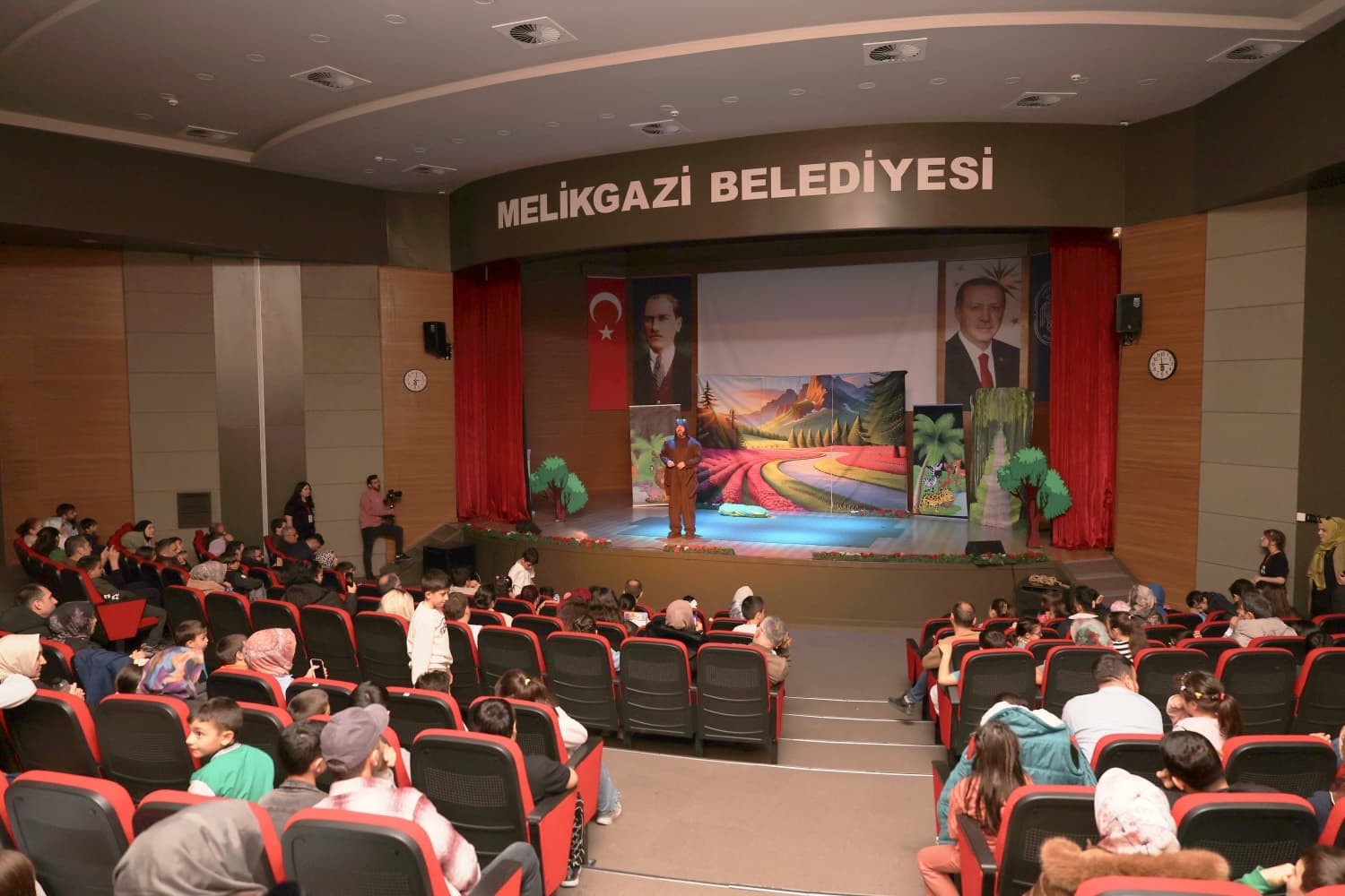 ’Ormanlar Kralı Ağustos Böceği’ oyunu çocuklarla buluştu
