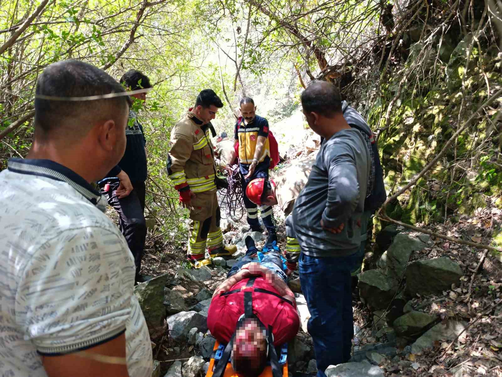 Ormanlık alanda uçurumdan düşen vatandaş yaralandı
