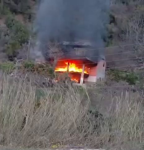 Ormanlık alandaki yayla evi yanarak kullanılmaz hale geldi

