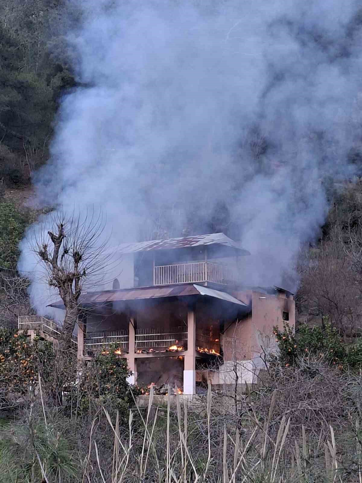 Ormanlık alandaki yayla evi yanarak kullanılmaz hale geldi
