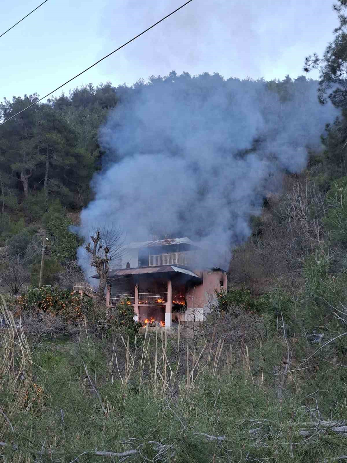 Ormanlık alandaki yayla evi yanarak kullanılmaz hale geldi
