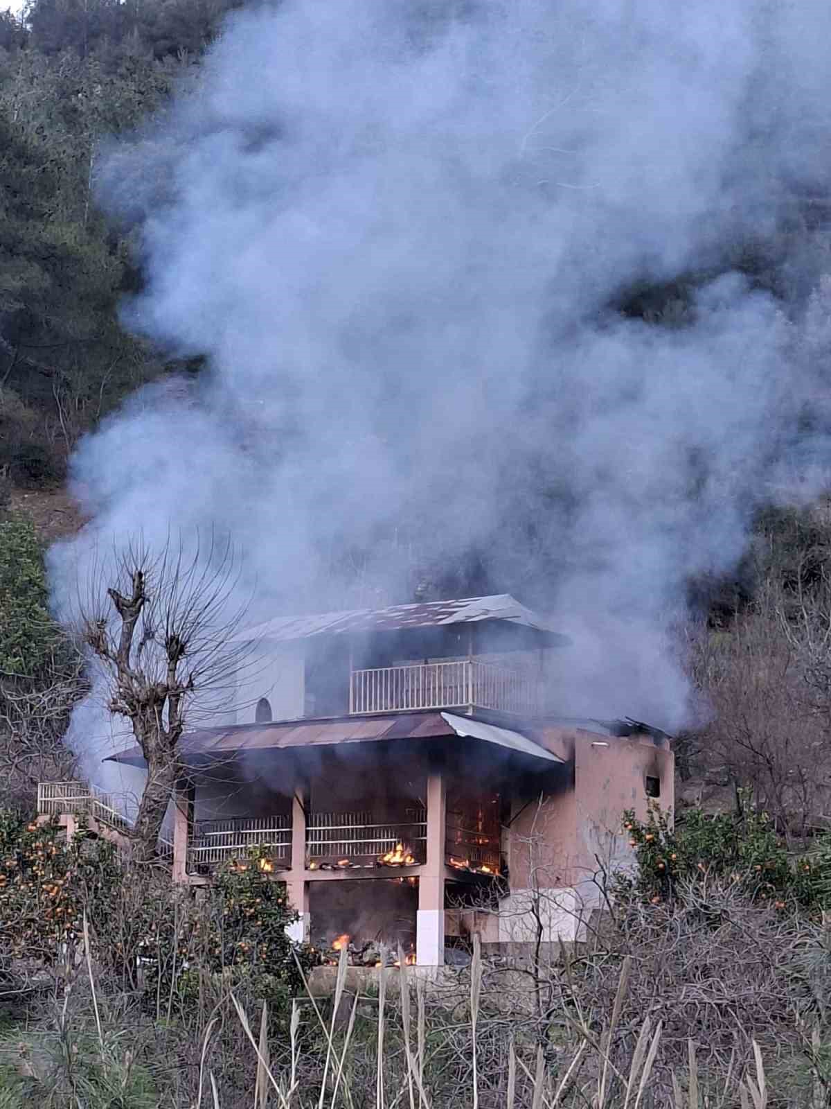 Ormanlık alandaki yayla evi yanarak kullanılmaz hale geldi
