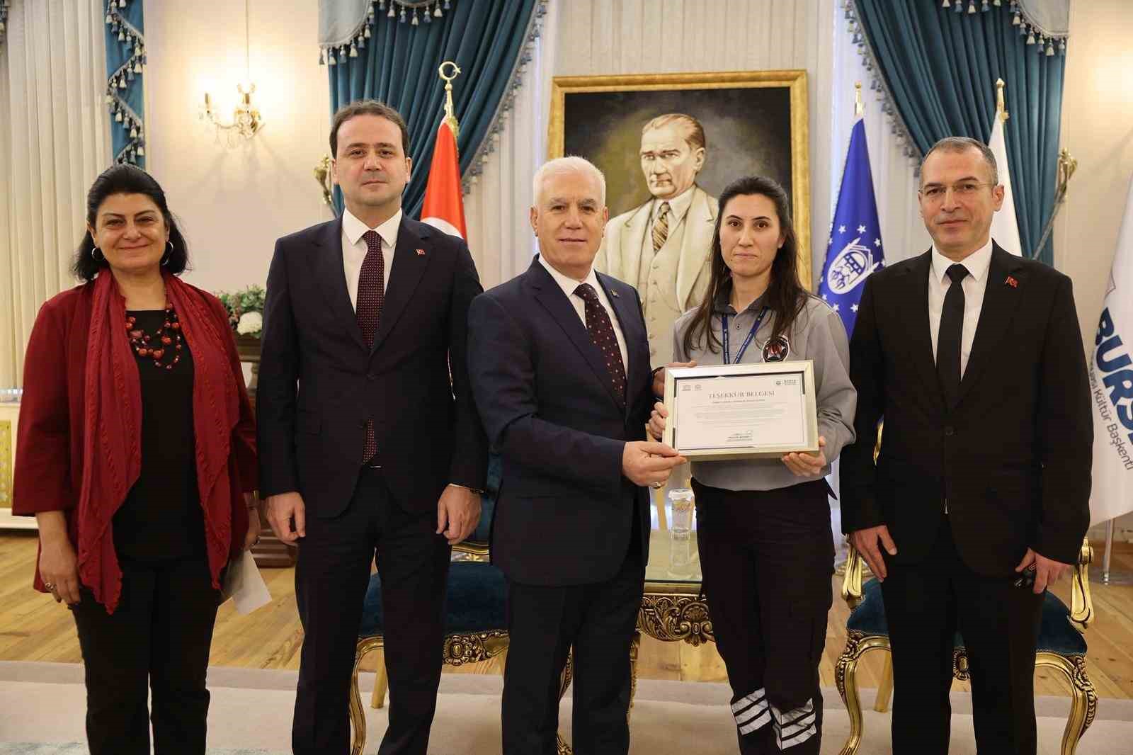 Örnek güvenlik görevlisine Başkan Bozbey’den tebrik
