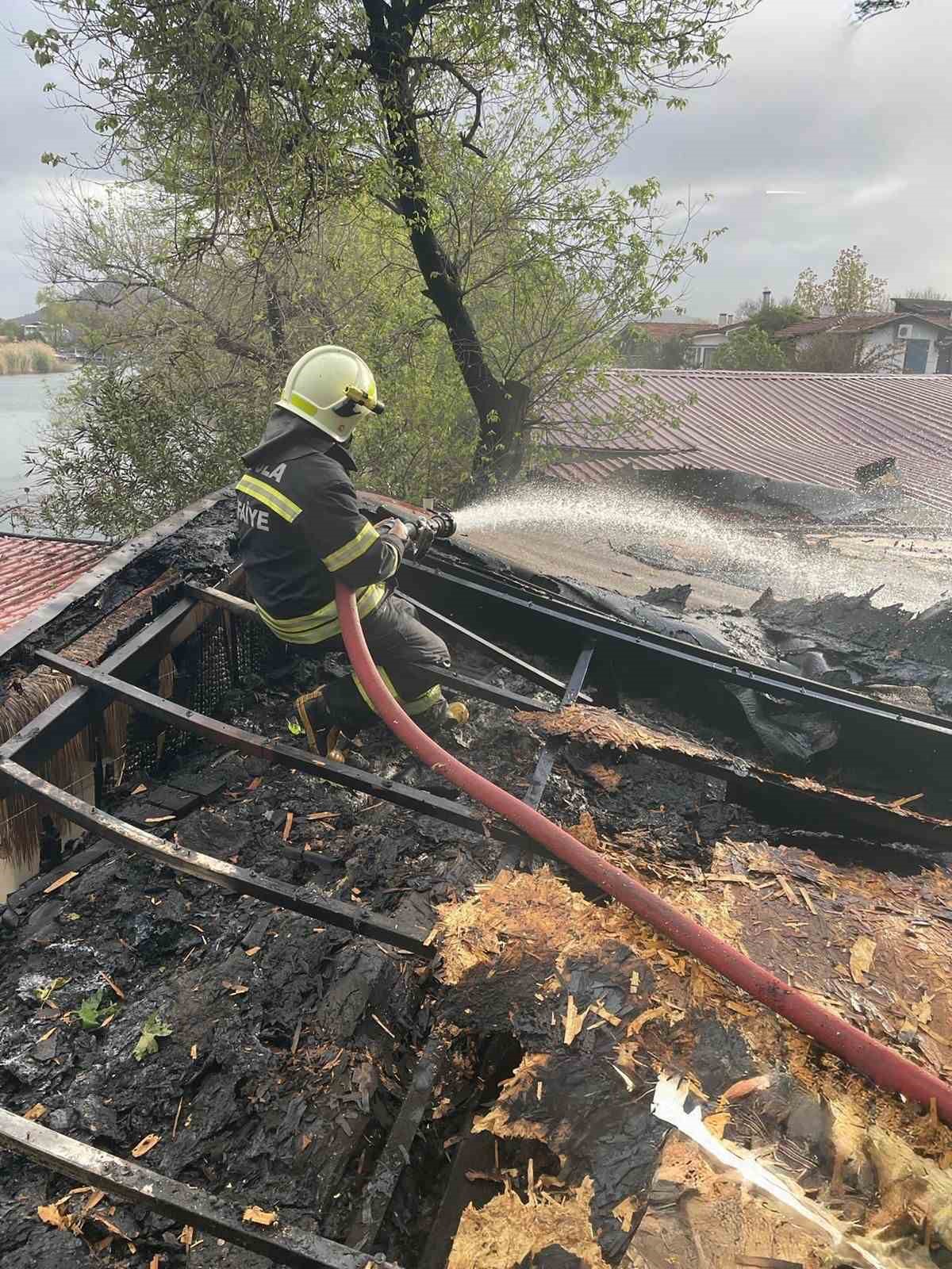 Ortaca Dalyan’da çatı yangını
