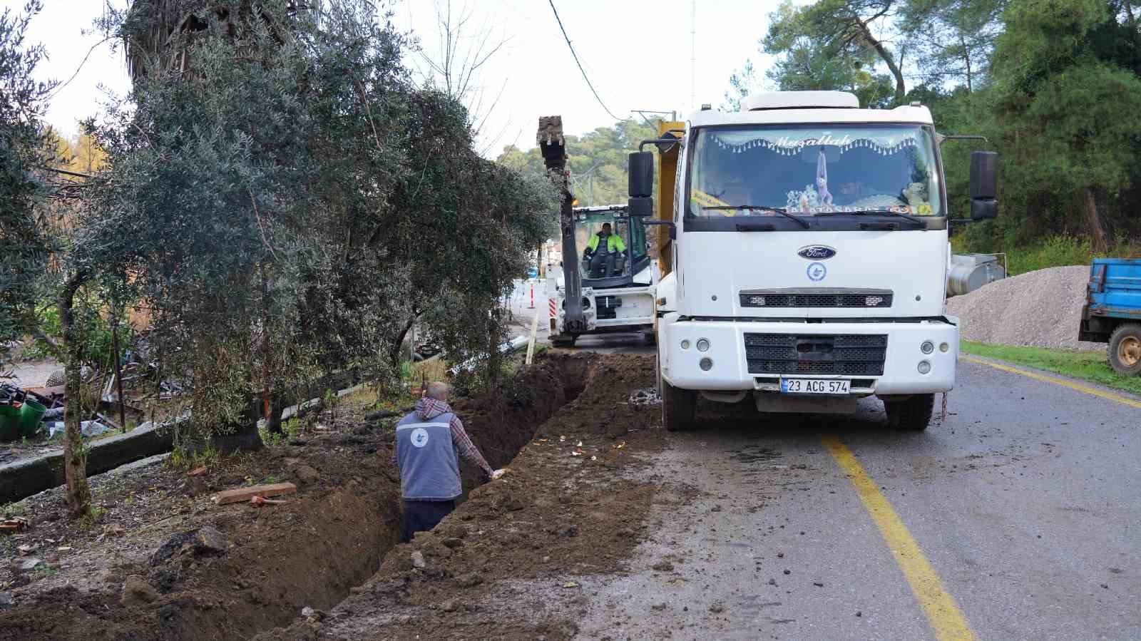 Ortaca Tepearası Mahallesi’ndeki içme suyu hattı yenileniyor
Ortaca Tepearası Mahallesi’ndeki içme suyu hattı yenileniyor