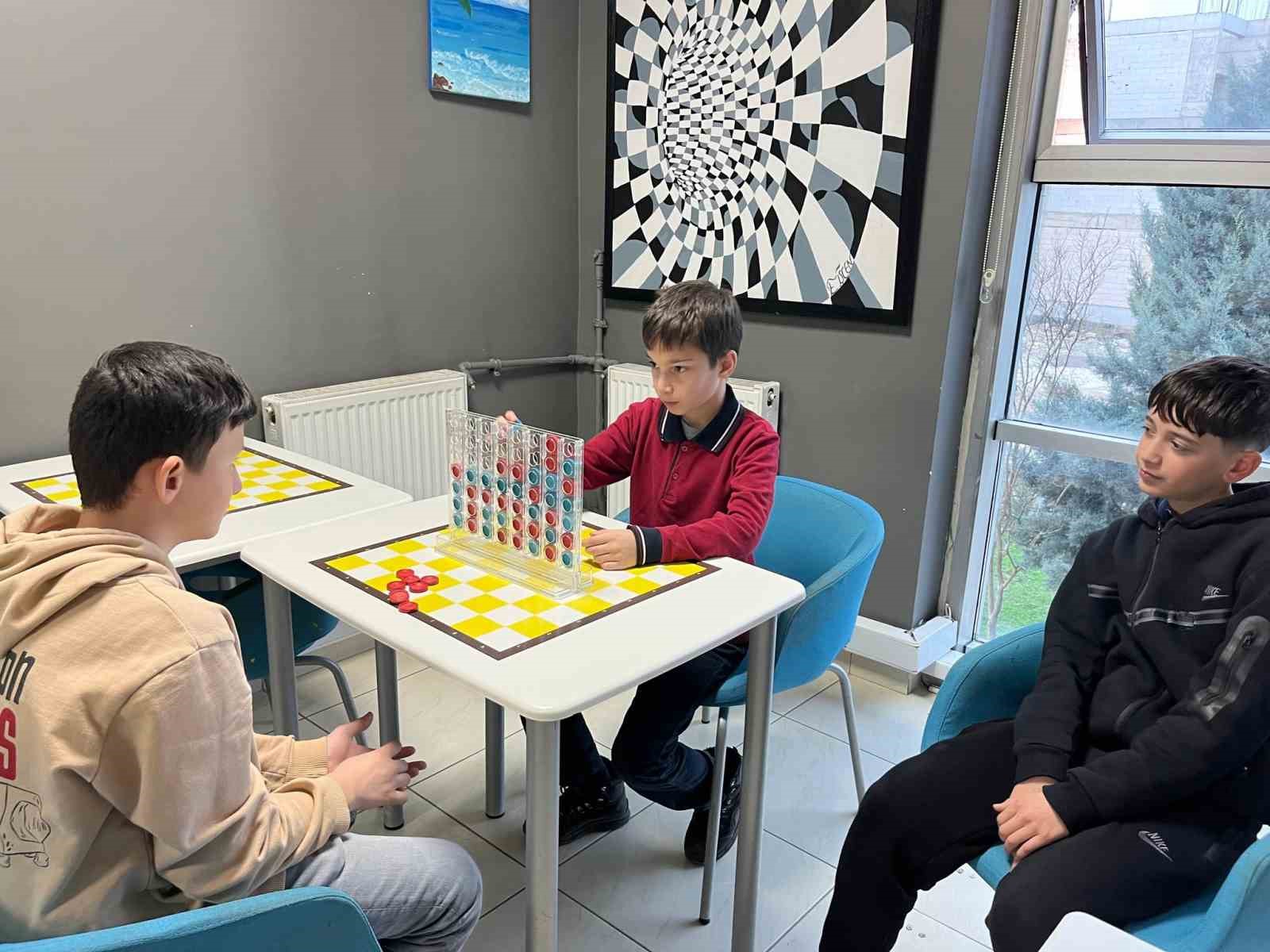 Ortaokul öğrencileri gençlik merkezinde
