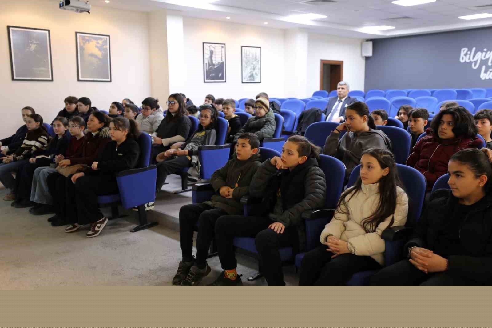 Ortaokul öğrencileri üniversite ortamını yakından tanıdı
