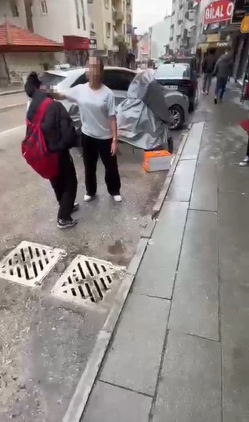 Ortaokul öğrencisi akranını saçından tutup yere yatırdı, kafasına ayağıyla bastı
