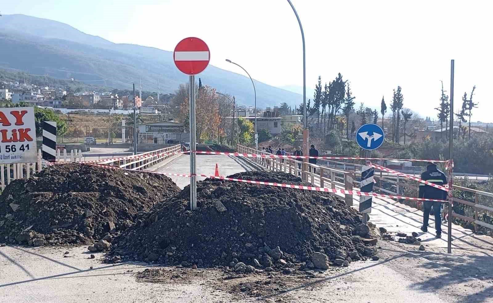 Ortasında delik oluşan köprü trafiğe kapatıldı

