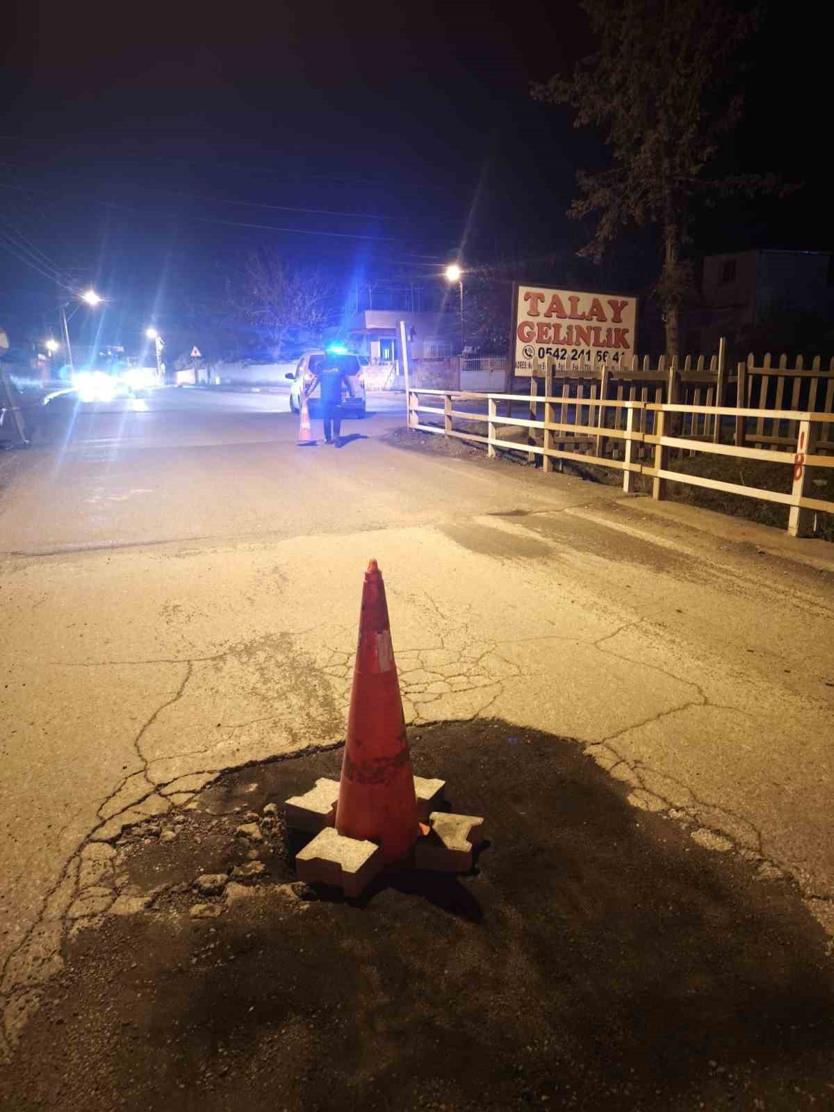 Ortasında delik oluşan köprü trafiğe kapatıldı
