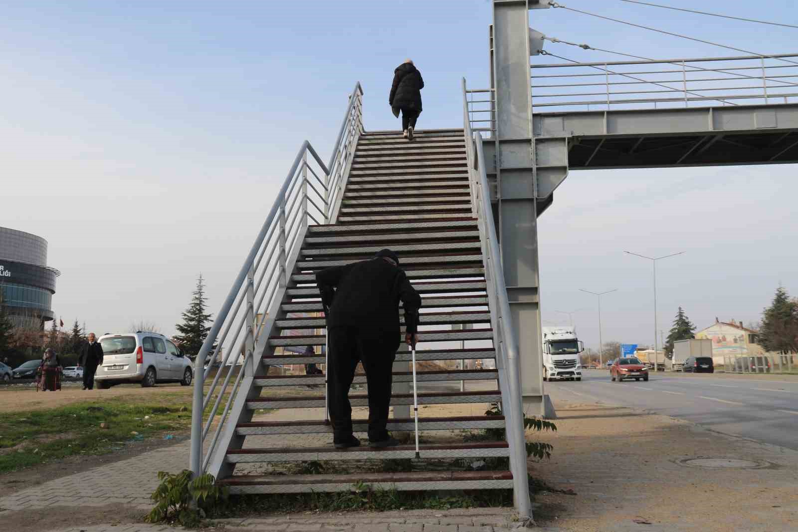 Ortasından çevre yolu geçen mahallede yaşlılar ve engelliler yolun karşı tarafına geçemiyor
Ortasından çevre yolu geçen mahallede yaşlılar ve engelliler yolun karşı tarafına geçemiyor