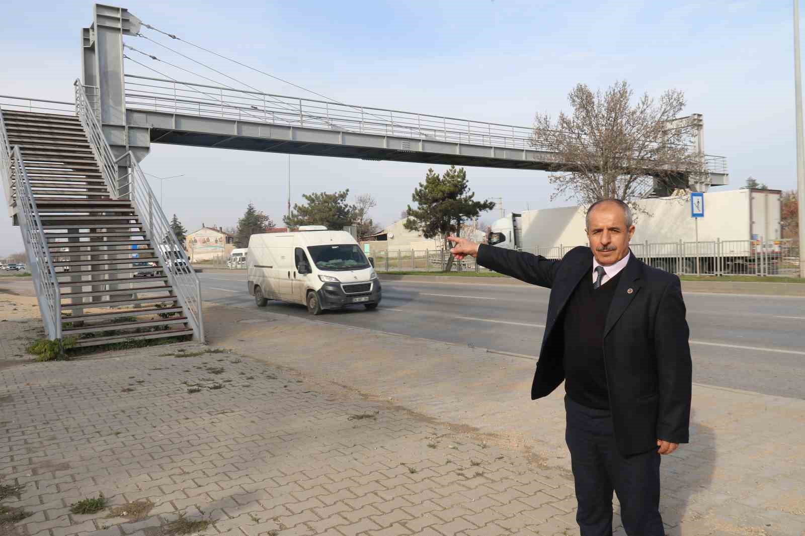 Ortasından çevre yolu geçen mahallede yaşlılar ve engelliler yolun karşı tarafına geçemiyor
Ortasından çevre yolu geçen mahallede yaşlılar ve engelliler yolun karşı tarafına geçemiyor