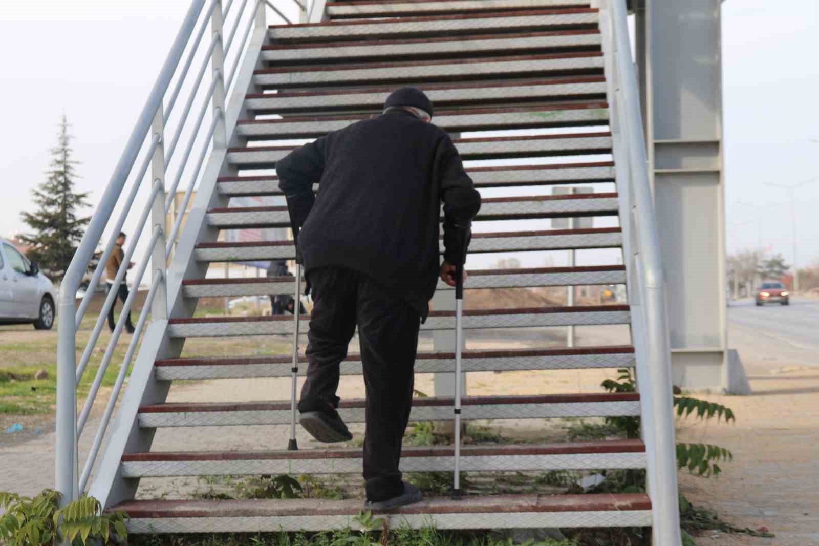 Ortasından çevre yolu geçen mahallede yaşlılar ve engelliler yolun karşı tarafına geçemiyor
Ortasından çevre yolu geçen mahallede yaşlılar ve engelliler yolun karşı tarafına geçemiyor