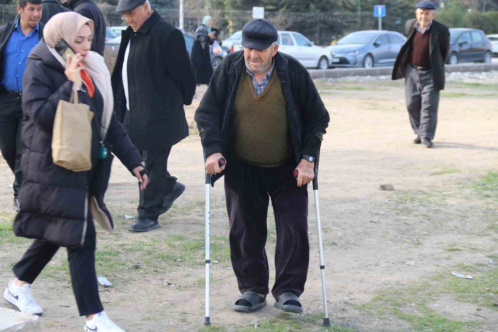 Ortasından çevre yolu geçen mahallede yaşlılar ve engelliler yolun karşı tarafına geçemiyor
Ortasından çevre yolu geçen mahallede yaşlılar ve engelliler yolun karşı tarafına geçemiyor