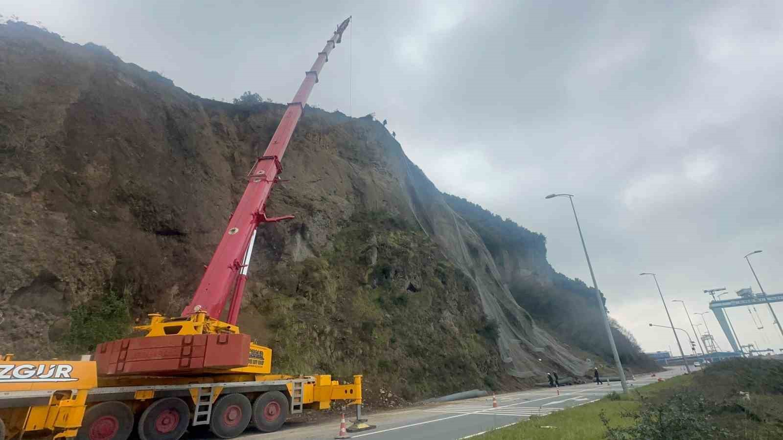 Örümcek adamlar yamaçları çelik ağlarla örüyor
