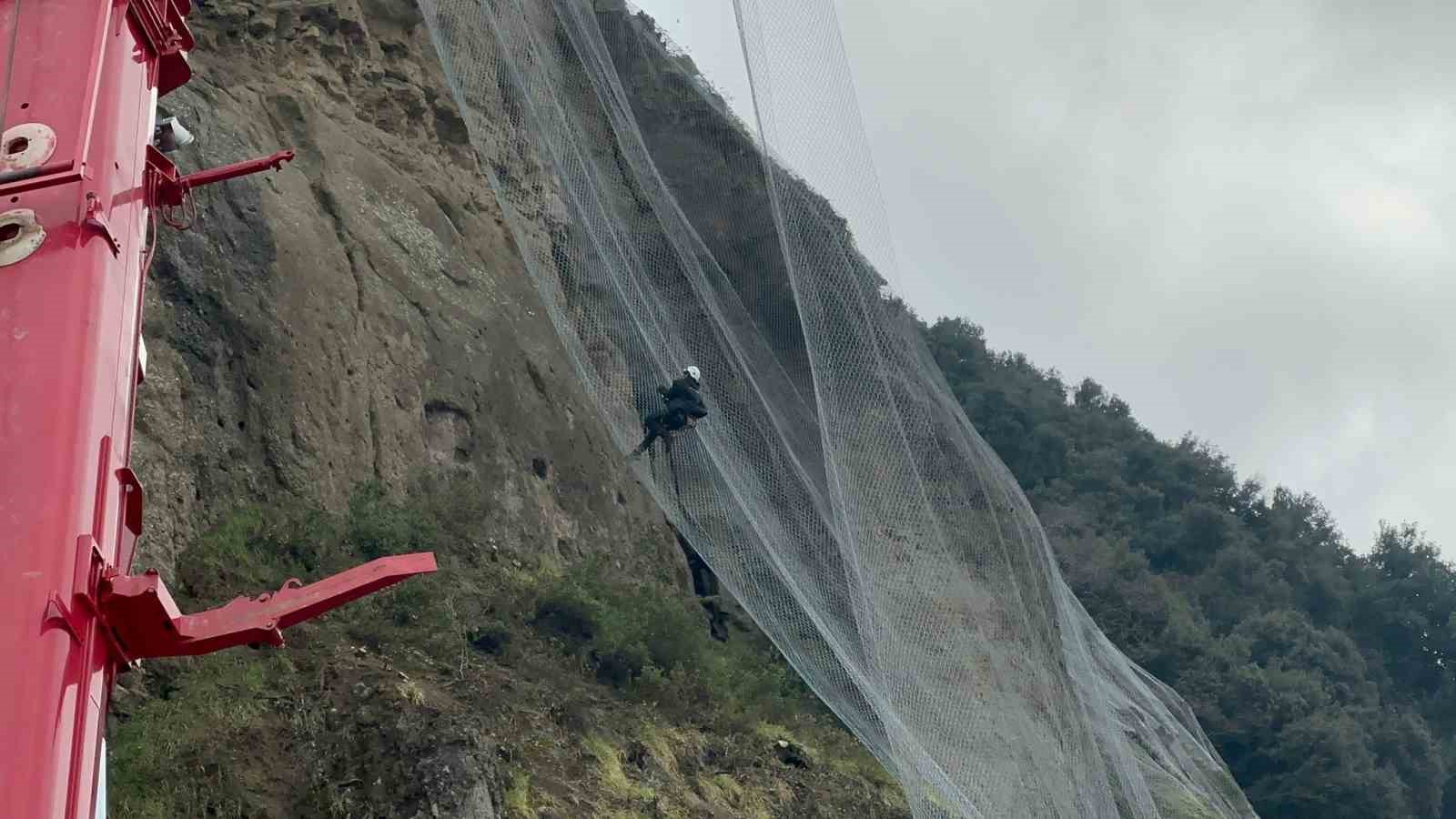 Örümcek adamlar yamaçları çelik ağlarla örüyor

