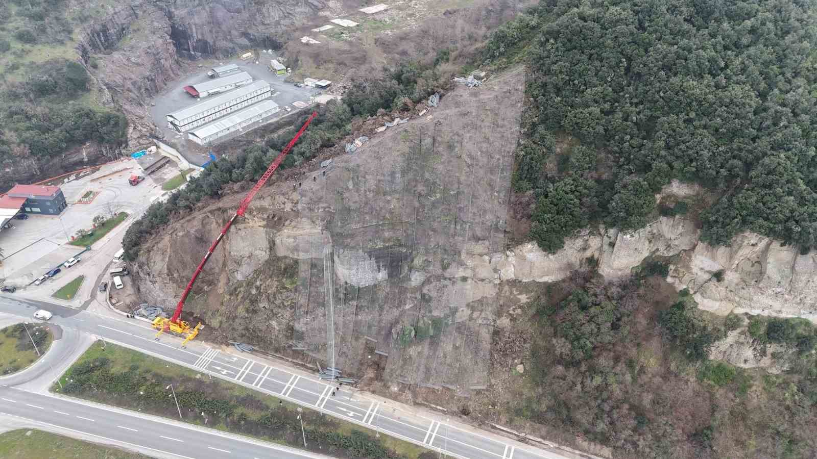 Örümcek adamlar yamaçları çelik ağlarla örüyor
