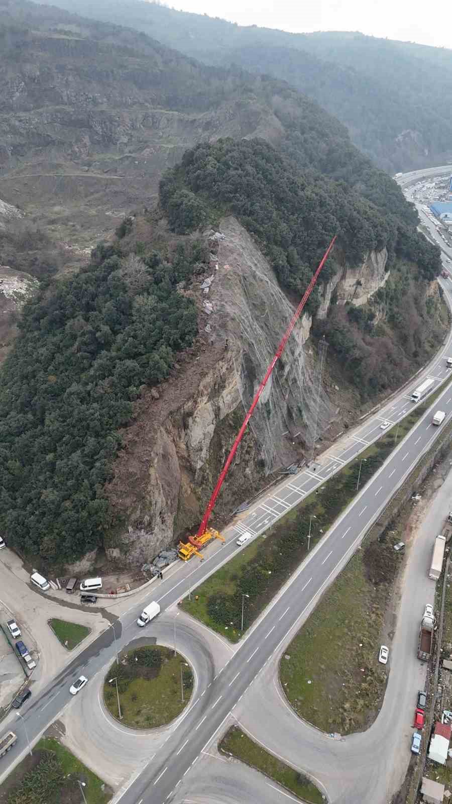 Örümcek adamlar yamaçları çelik ağlarla örüyor
