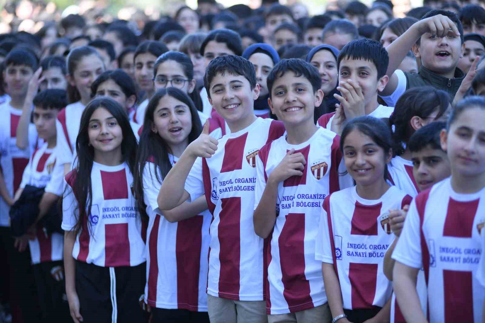 OSB Ortaokulunda bin 100 öğrenciye İnegölspor forması dağıtıldı
