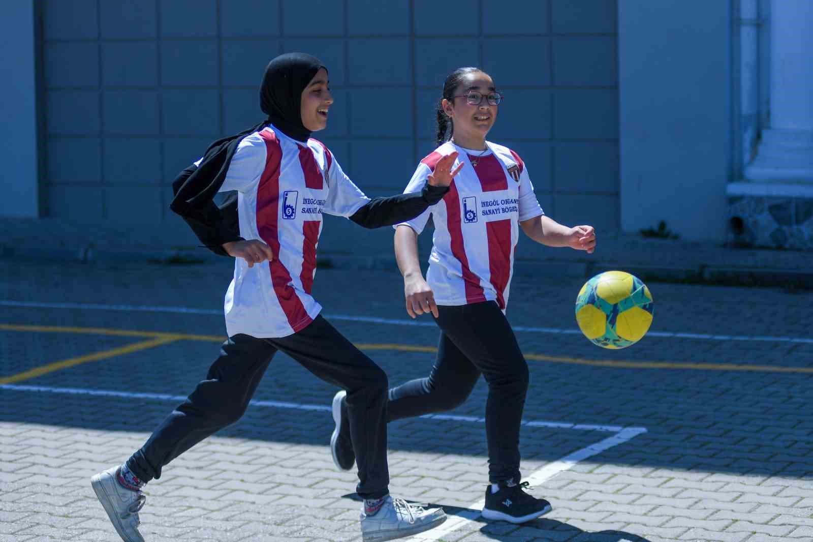 OSB Ortaokulunda bin 100 öğrenciye İnegölspor forması dağıtıldı
