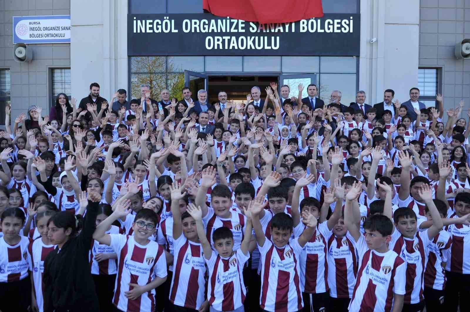 OSB Ortaokulunda bin 100 öğrenciye İnegölspor forması dağıtıldı
