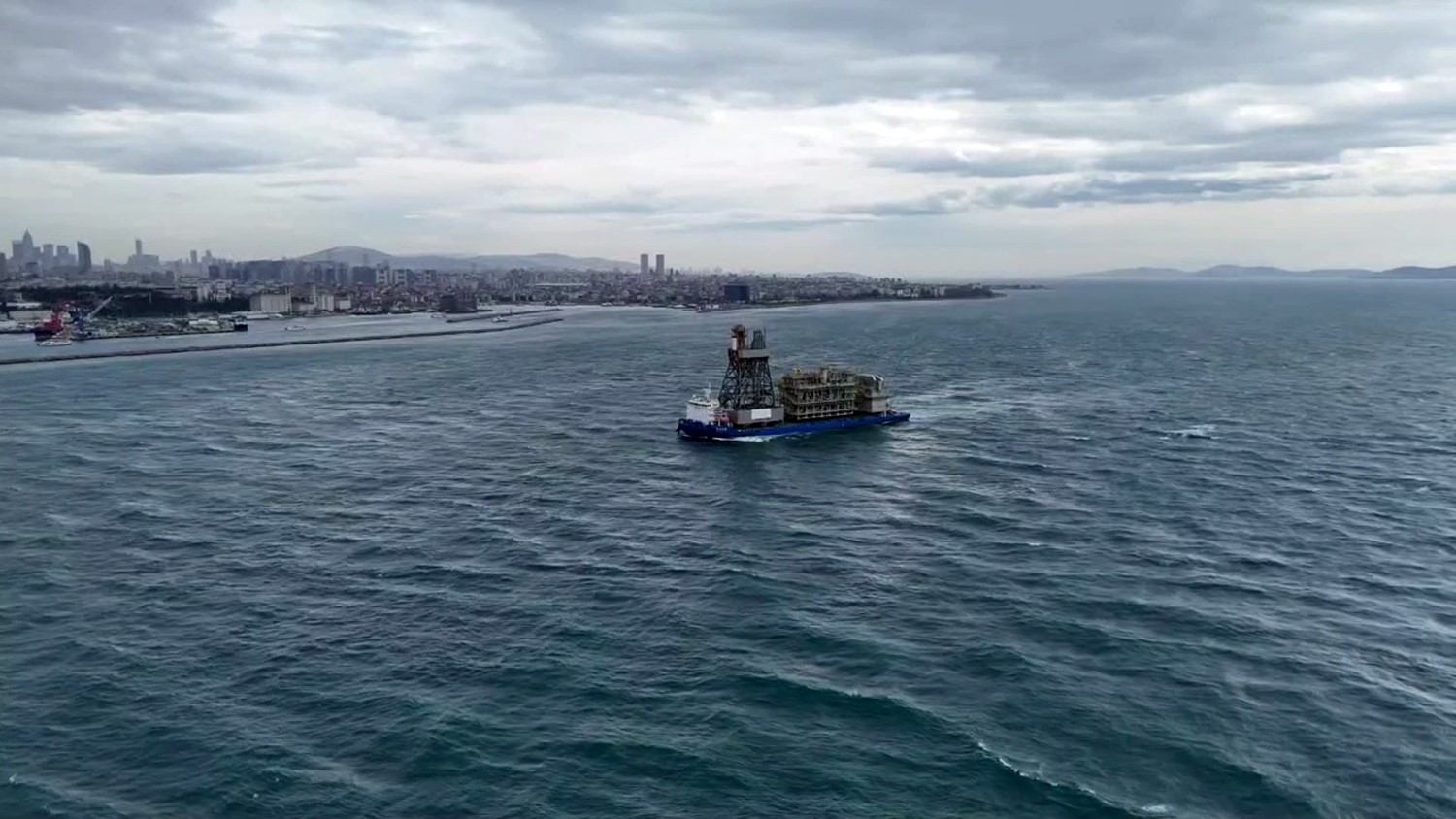 Osman Gazi yüzer üretim platformunun parçaları ile Yıldırım Sondaj Gemisi’nin kulesini taşıyan dev platform gemisi İstanbul Boğazı’ndan geçiyor.
