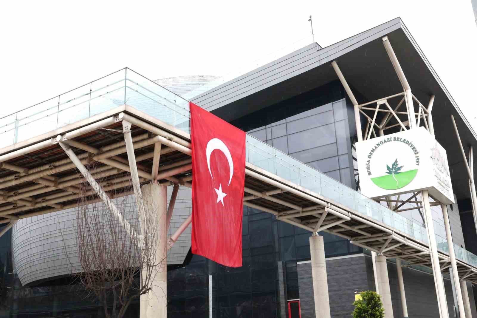Osmangazi Belediyesi binalarını Türk Bayraklarıyla donattı
